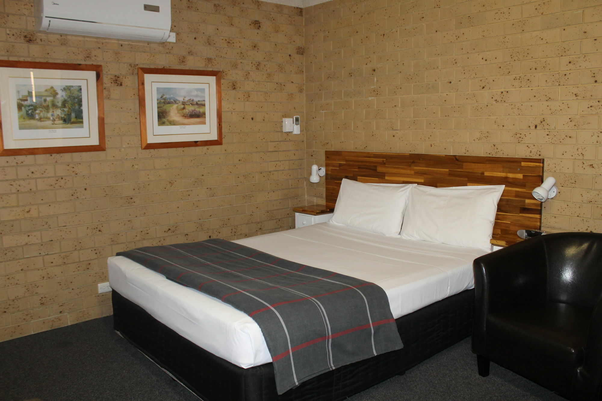 Coast Inn Motel Баллина Экстерьер фото